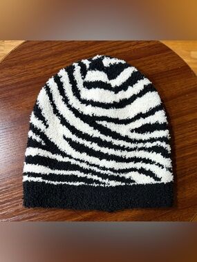 Cozy Black & White Zebra Pattern Beanie! Super Soft & Warm! 🖤🤍
